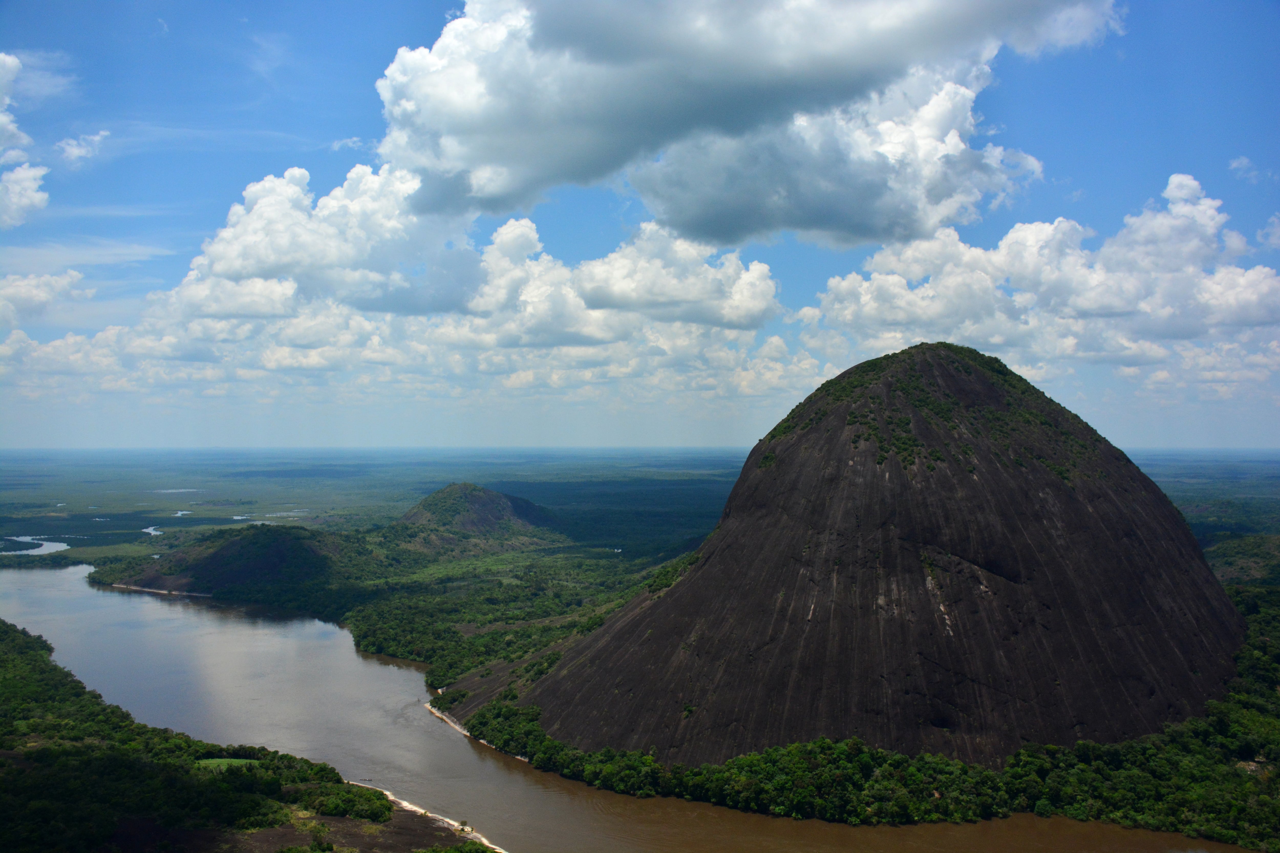 Río Guainía al lado de la montaña Mavicure. Foto: Getty Images