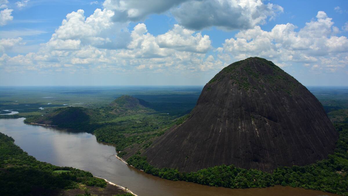 Este es el curioso ‘río negro’ que nace en Colombia y es de los mayores afluentes del Río Amazonas