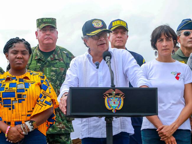 Gustavo Petro (c), acompañado de la vicepresidenta Francia Márquez (i) y la ministra de Ambiente y Desarrollo Sostenible, Susana Muhamad (d), hoy, durante una rueda de prensa en Tumaco (Colombia). EFE/ Cortesía Presidencia de Colombia