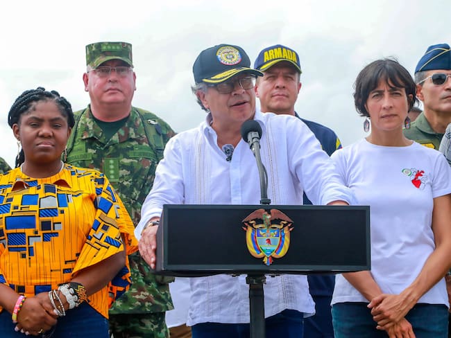 Gustavo Petro (c), acompañado de la vicepresidenta Francia Márquez (i) y la ministra de Ambiente y Desarrollo Sostenible, Susana Muhamad (d), hoy, durante una rueda de prensa en Tumaco (Colombia). EFE/ Cortesía Presidencia de Colombia