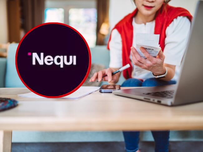 Mujer mirando el celular mientras hace cuentas // Logo de Nequi Colprensa