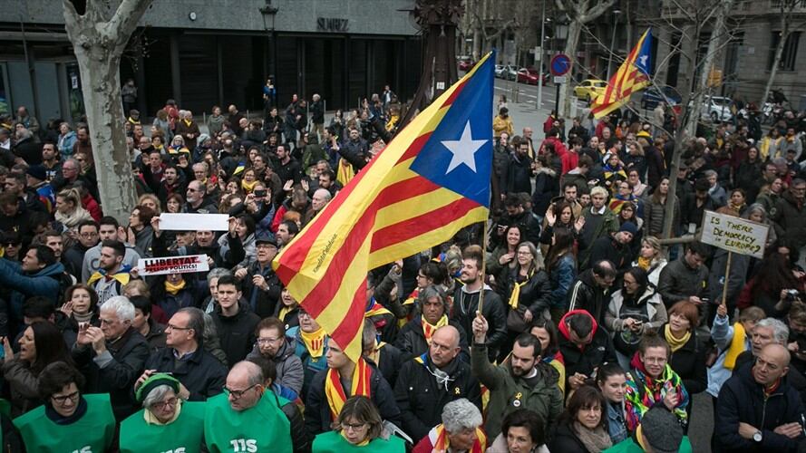 Unas 55.000 personas se concentraron frente a la sede del consulado alemán en Barcelona. Foto: Agencia Anadolu