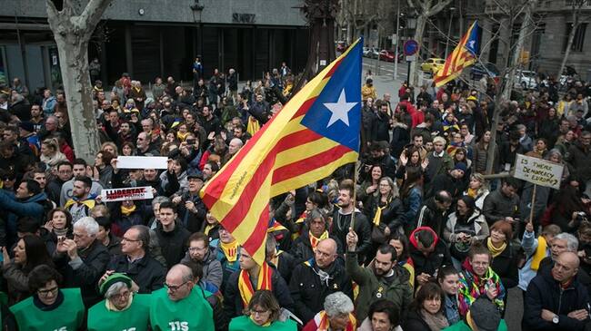 Unas 55.000 personas se concentraron frente a la sede del consulado alemán en Barcelona. Foto: Agencia Anadolu