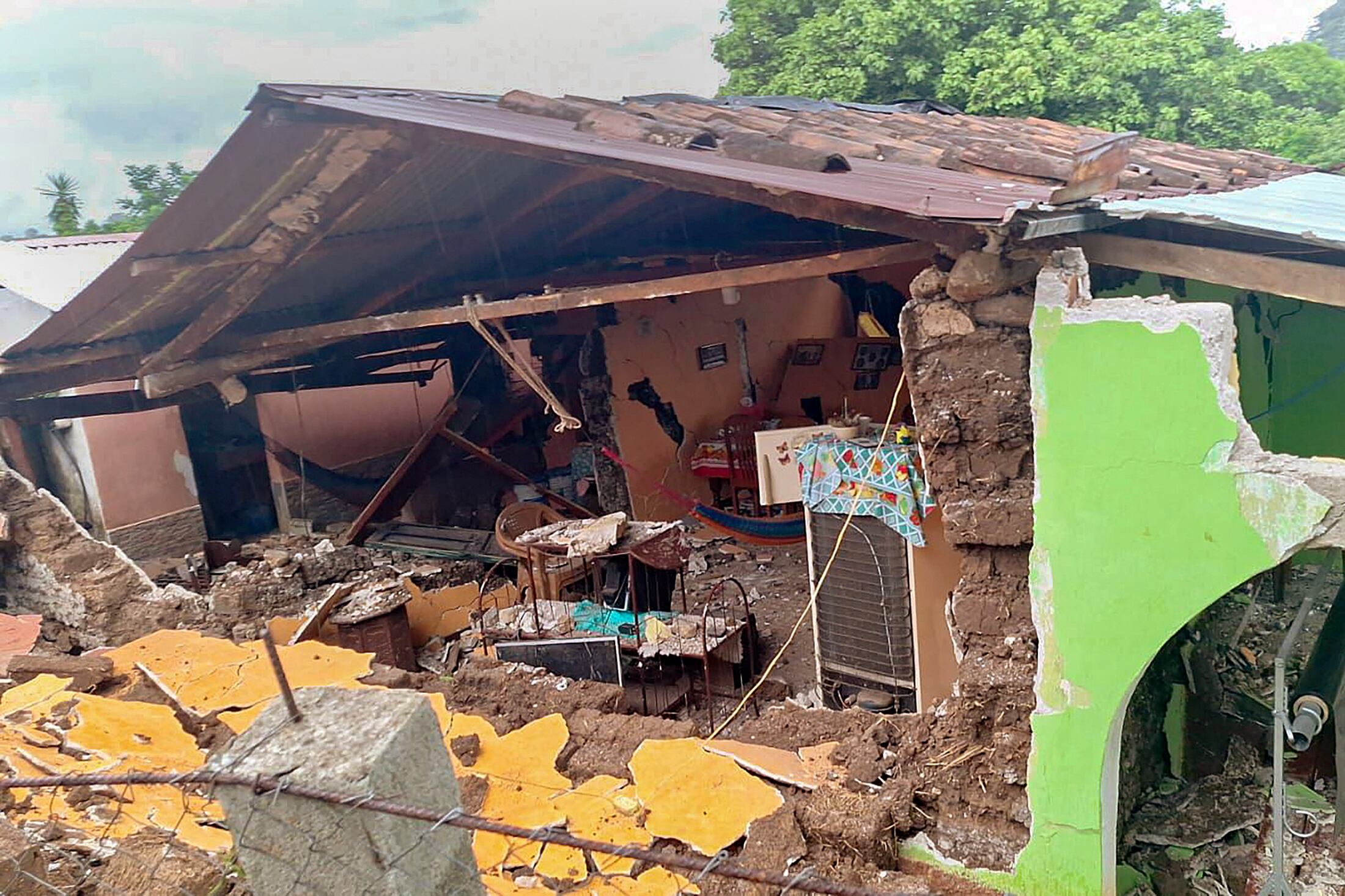 Al menos un muerto, dos heridos de gravedad y 20 casas con daños dejó sismo en Guatemala. (Photo by Bomberos Municipales Departamentales / Guatemala's Bomberos Municipales Departamentales / AFP).