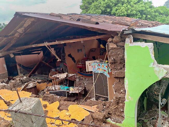 Al menos un muerto, dos heridos de gravedad y 20 casas con daños dejó sismo en Guatemala. (Photo by Bomberos Municipales Departamentales / Guatemala's Bomberos Municipales Departamentales / AFP).