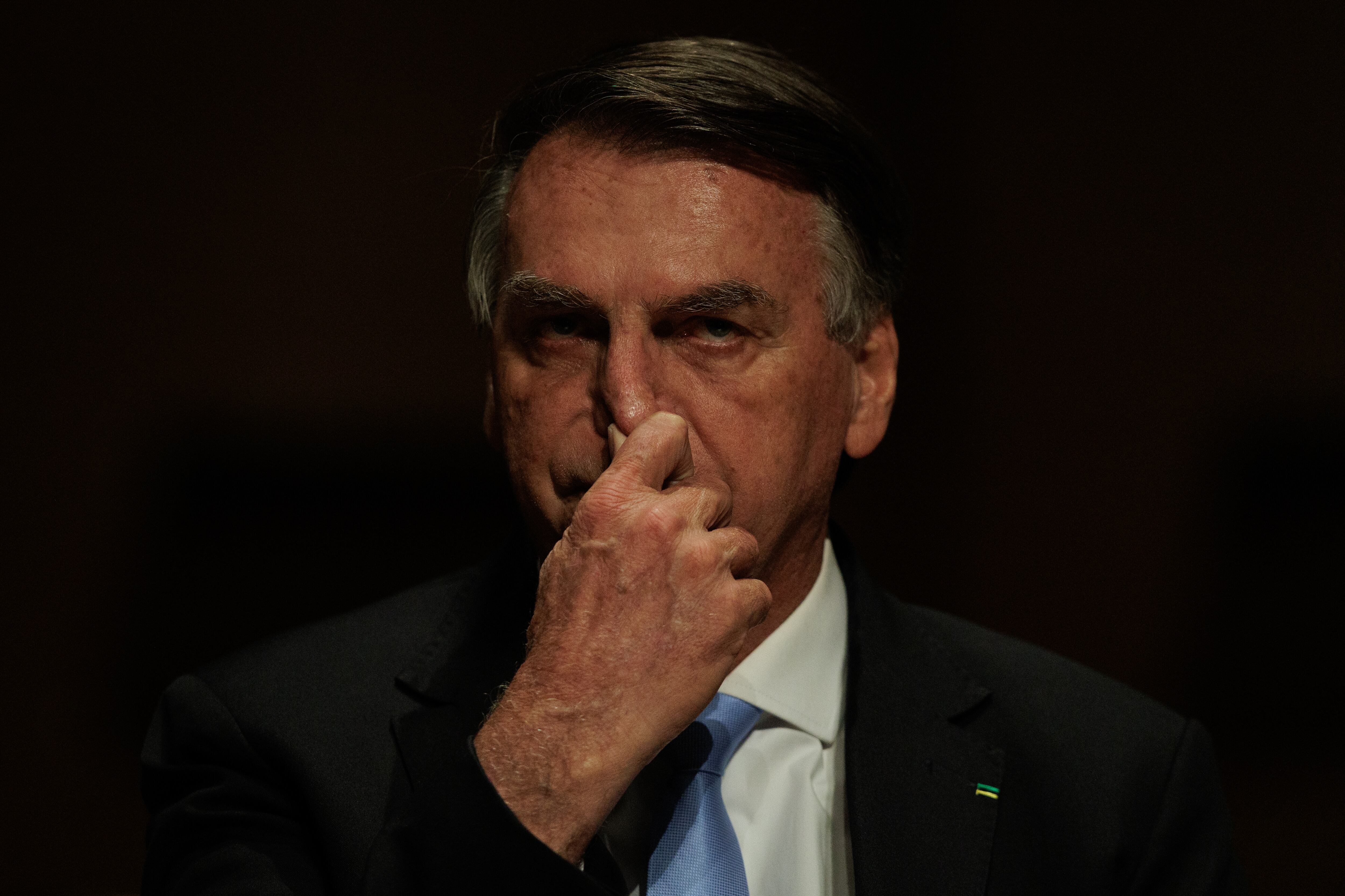 AME2568. SAO PAULO (BRASIL), 25/03/2024.- El expresidente de Brasil Jair Bolsonaro es visto durante la ceremonia en la que la ex primera dama Michelle Bolsonaro recibió el título de ciudadana este lunes, en el Teatro Municipal de São Paulo (Brasil). EFE/ Isaac Fontana