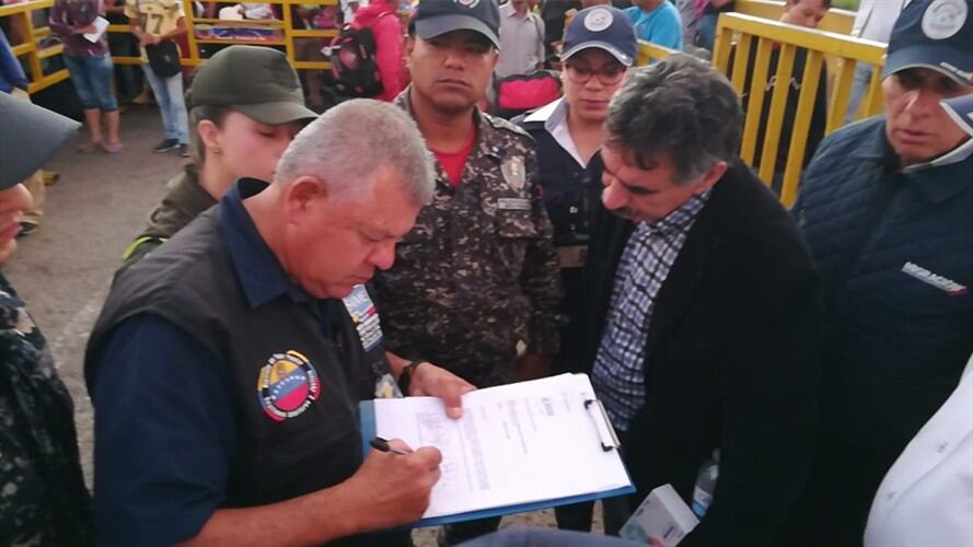 Funcionarios de Migración Colombia realizaron la expulsión del territorio colombiano de Carlos Manuel Pino García, asesor político venezolano. Foto: Audrey Carrillo