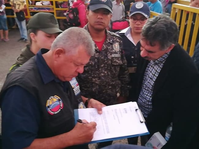 Funcionarios de Migración Colombia realizaron la expulsión del territorio colombiano de Carlos Manuel Pino García, asesor político venezolano. Foto: Audrey Carrillo