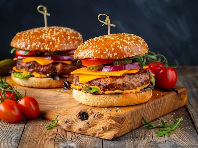 Escándalo por contrato de hamburguesas de 87.000 pesos