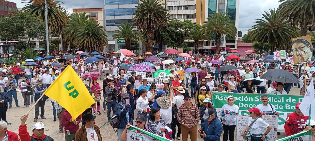 En Sogamoso, Boyacá, se congregaron cerca de 2.000 personas que marcharon en conmemoración del Día del Trabajo y en apoyo al presidente Gustavo Petro / Foto: W Radio.