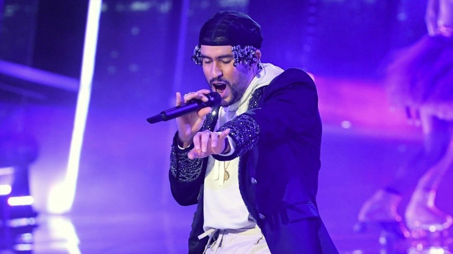 Confesó que no toca ningún instrumento ni sabe leer partituras, por eso no se considera a sí mismo un músico sino un ‘artista’: Bad Bunny. Foto: Getty Images