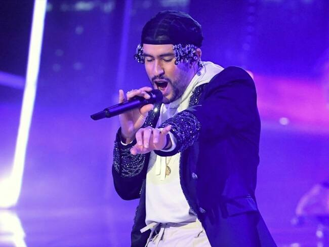 Confesó que no toca ningún instrumento ni sabe leer partituras, por eso no se considera a sí mismo un músico sino un ‘artista’: Bad Bunny. Foto: Getty Images