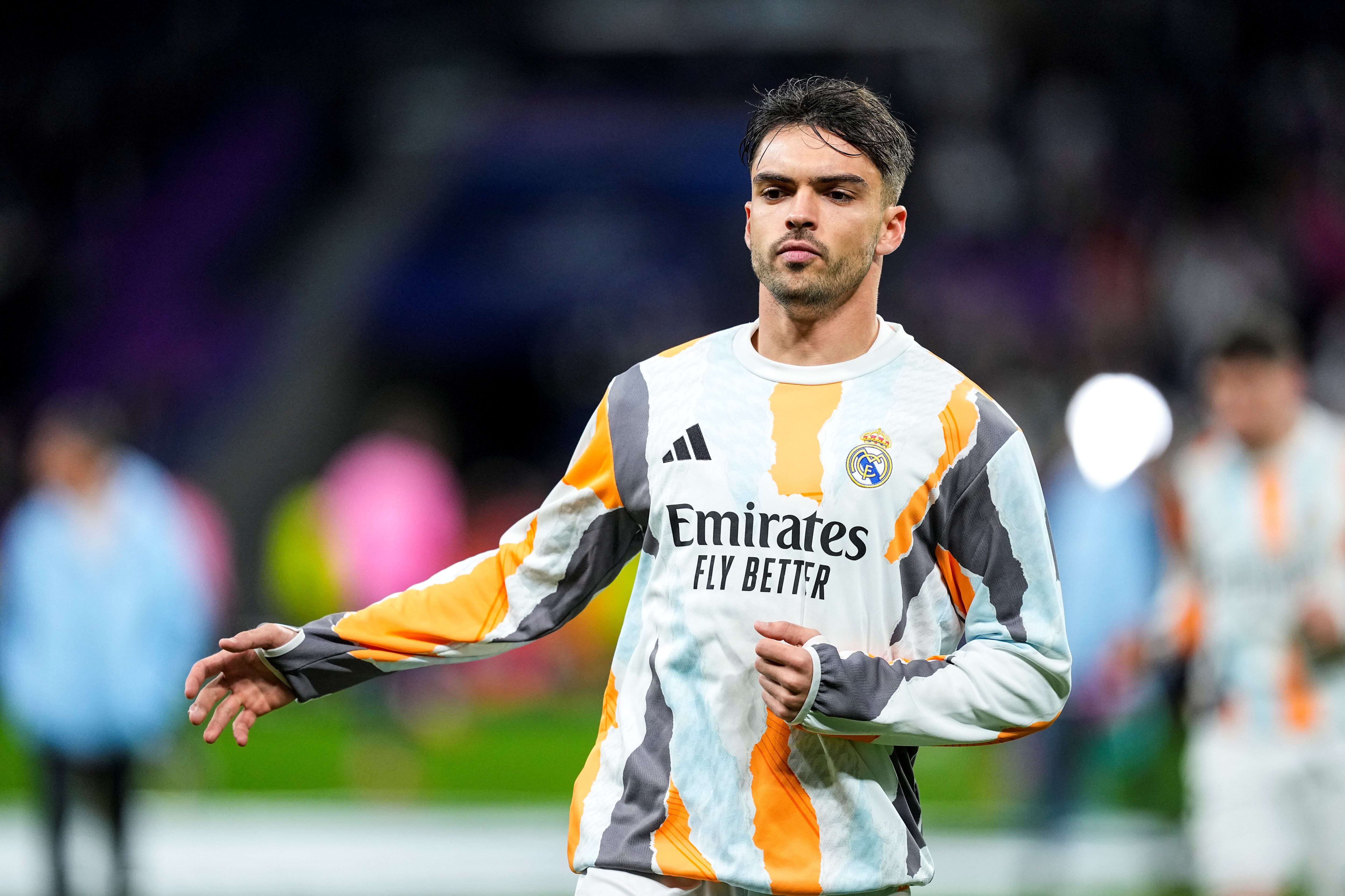 Raúl Asencio, del Real Madrid, calienta previo al partido entre el Real Madrid CF y el Atlético de Madrid, en el estadio Santiago Bernabéu, el 4 de marzo de 2025, en Madrid, España. (Foto de Oscar J. Barroso/Europa Press vía Getty Images)