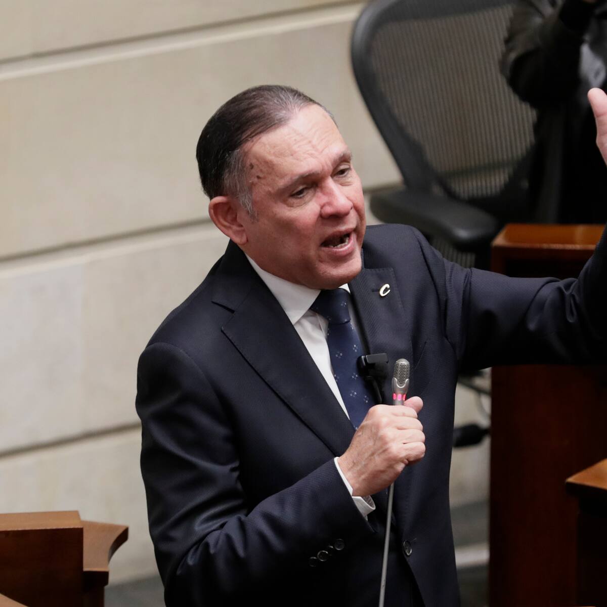 No puede ir a intramural: senador Efraín Cepeda sobre condena del expresidente Uribe