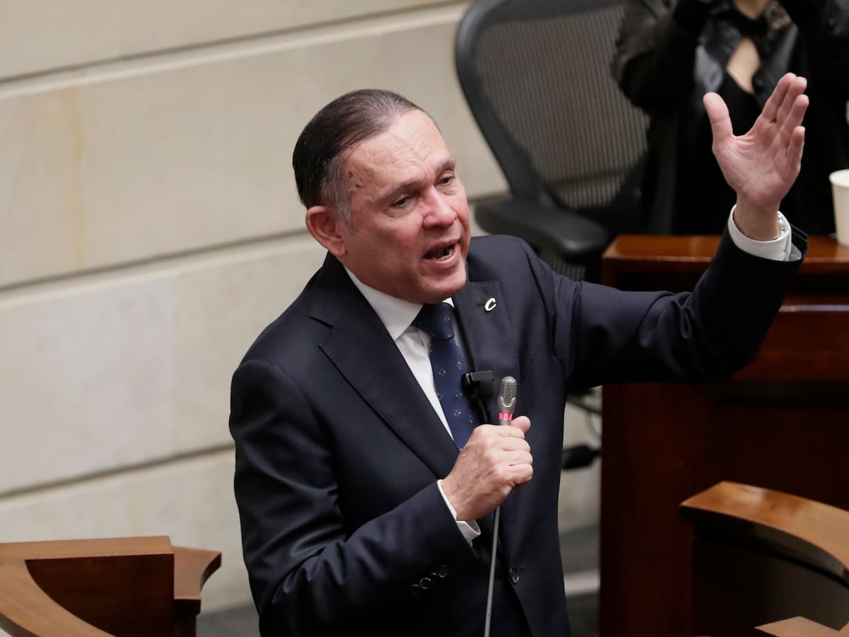 No puede ir a intramural: senador Efraín Cepeda sobre condena del expresidente Uribe
