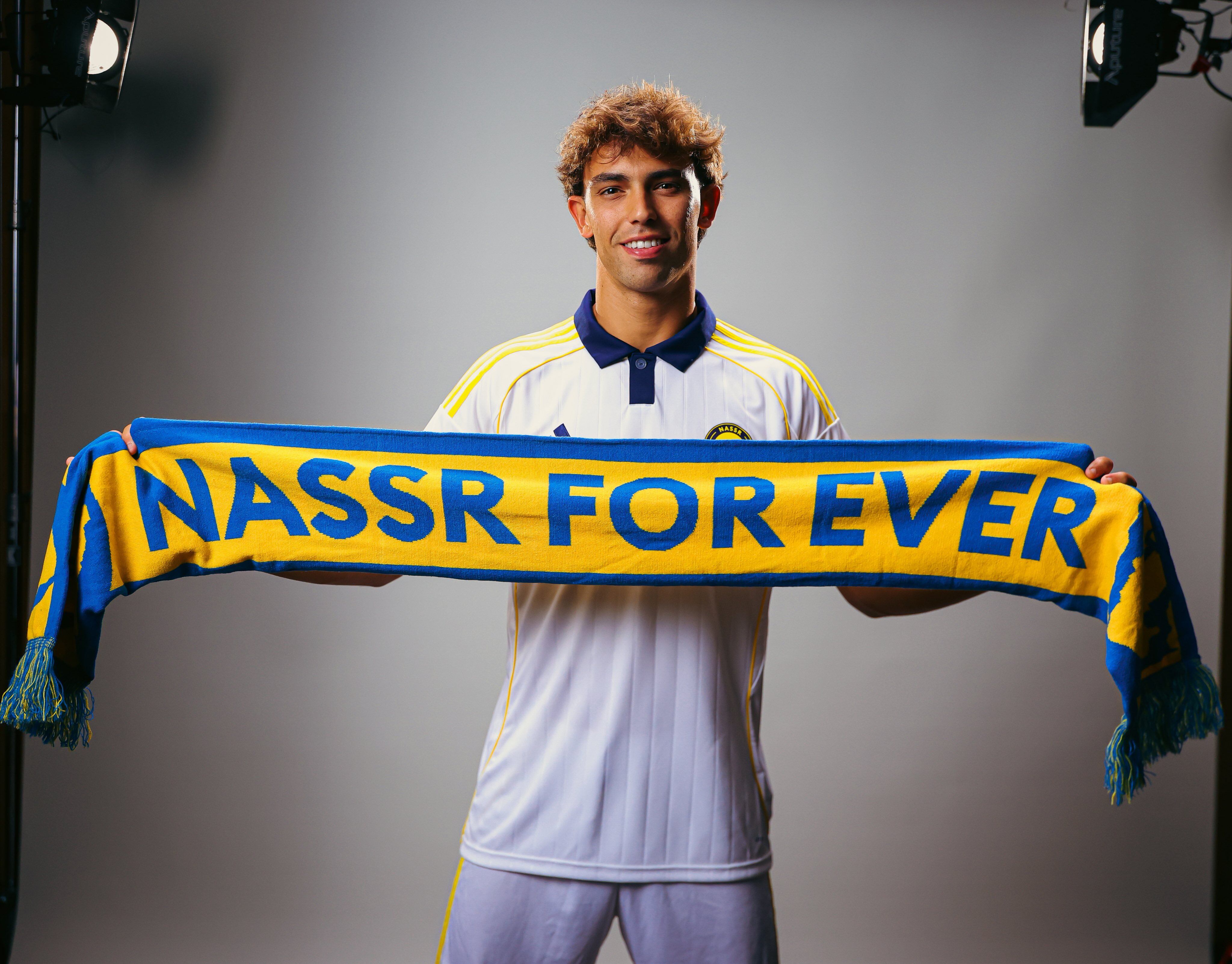 Joao Felix posa con una bufanda del Al-Nassr en su presentación con el club árabe. FOTO: Al-Nassr/X