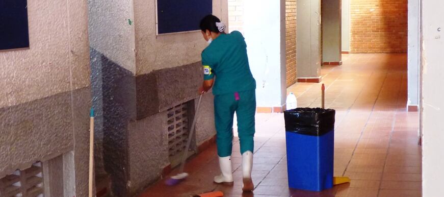 Operarios de aseo en colegios públicos de Bucaramanga. / Foto: Alcaldía de Bucaramanga.