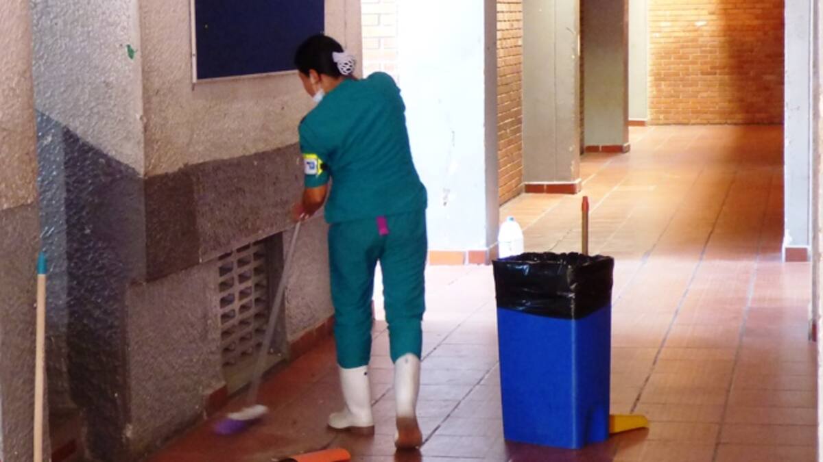 Operarios de oficios varios en colegios oficiales dicen que hace dos meses no les pagan