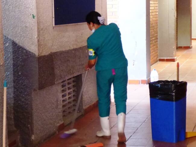 Operarios de aseo en colegios públicos de Bucaramanga. / Foto: Alcaldía de Bucaramanga.