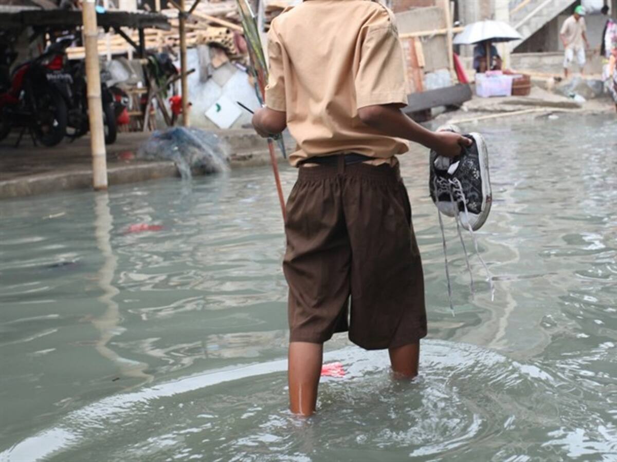 Desbordamiento de tres quebradas deja familias y comercio afectado en Aquitania