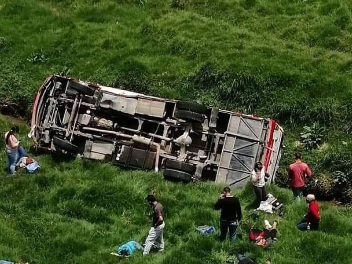 Un bus se fue a un abismo en la vía Mocoa-Pitalito: al menos cinco muertos y más de 20 heridos