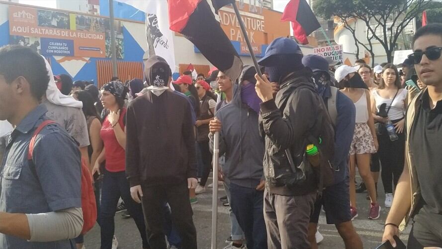 Encapuchados en marchas.. Foto: La W.