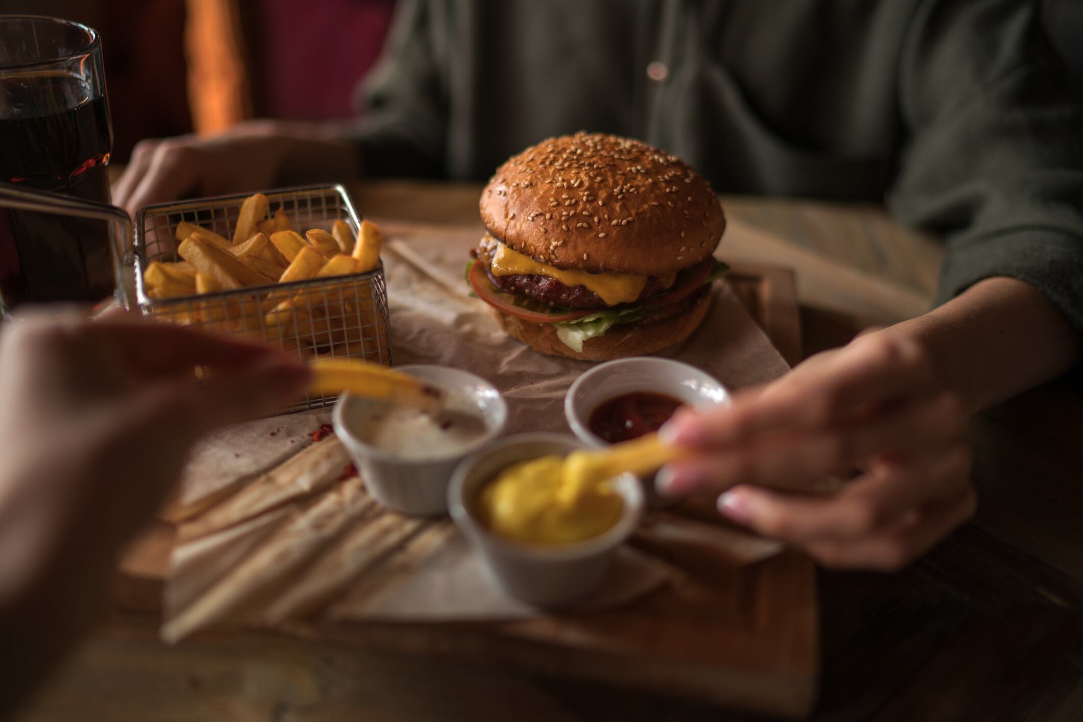Hamburguesa en restaurante, imagen de referencia // Getty Images