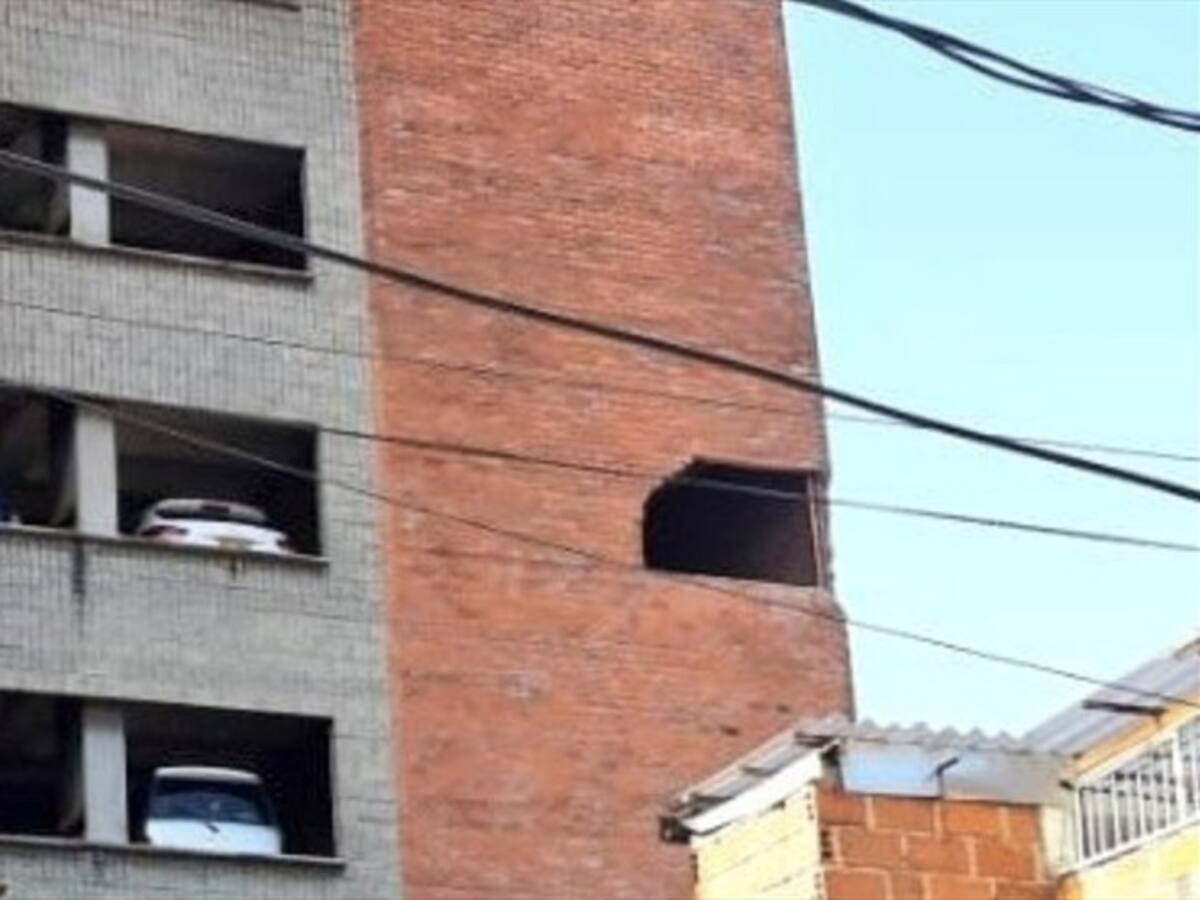 Murió una mujer en Medellín luego de caer en su vehículo de un sexto piso