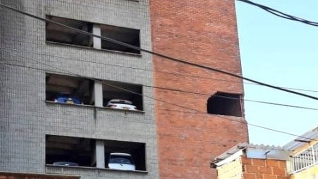 Mujer falleció luego de caer de un sexto piso al confundir el freno con acelerador. Foto: Twitter @DAGRDMedellin