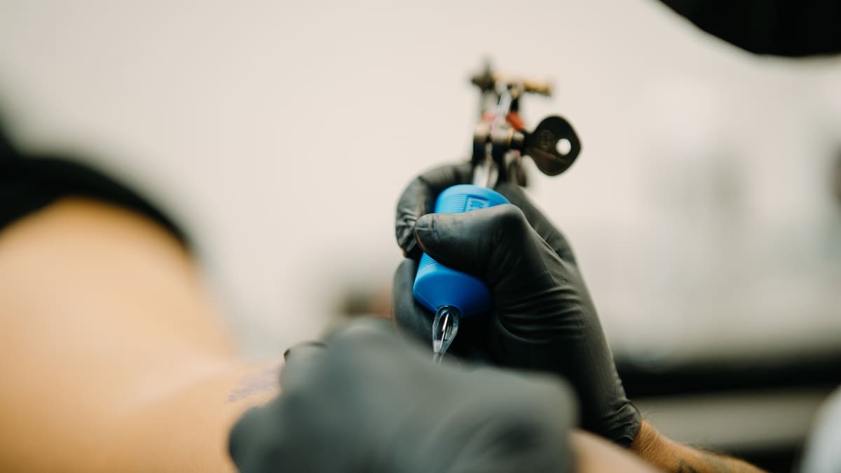 ¿Tatuajes sin dolor? Esta es la nueva tendencia impulsada por el tatuador ‘Lobo Art’