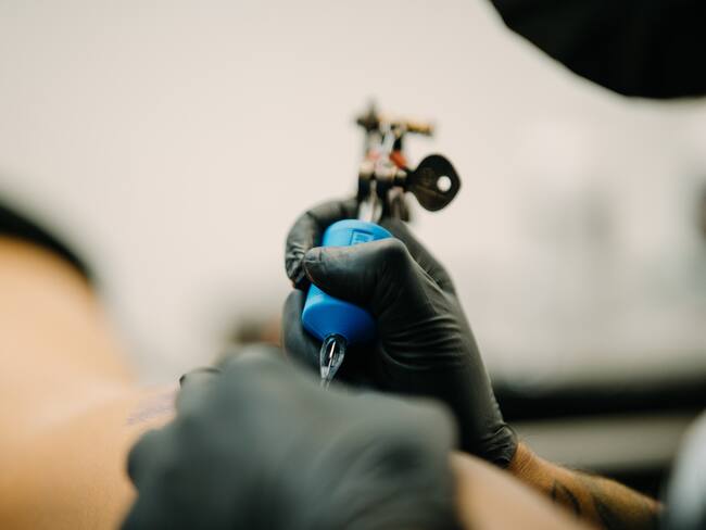 ¿Tatuajes sin dolor? Esta es la nueva tendencia impulsada por el tatuador ‘Lobo Art’