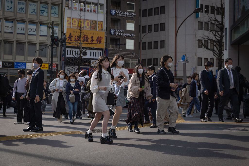 Imagen de referencia de personas usando tapabocas. Foto: Getty Images.