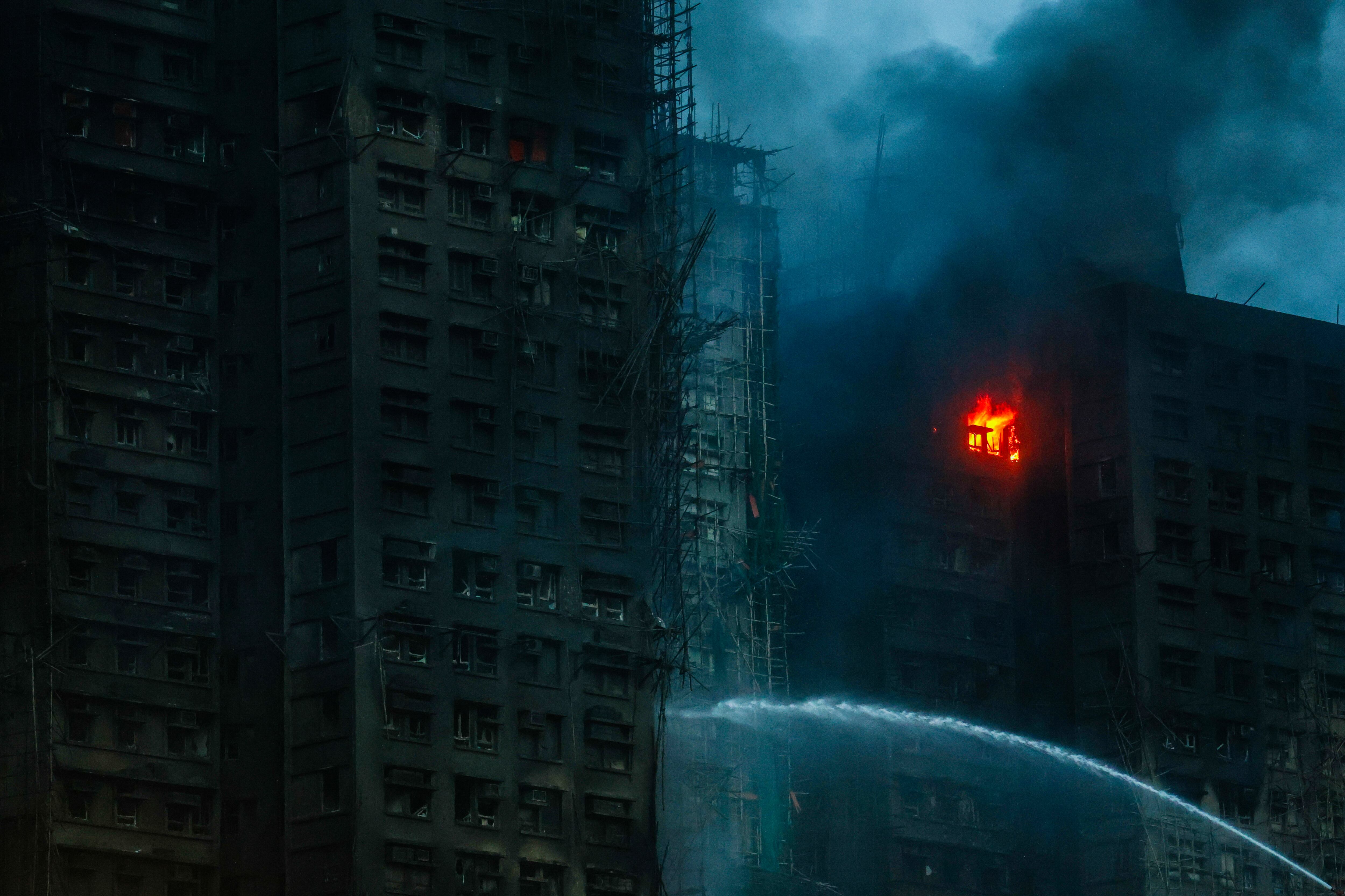 Complejo de edificios en llamas en Hong Kong. Foto: Daniel Ceng/Anadolu via Getty Images