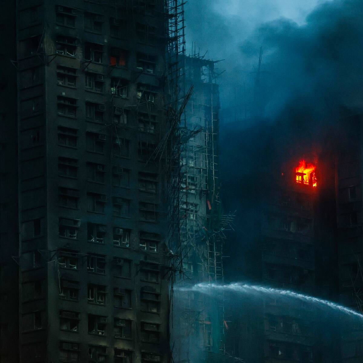 Sube a 65 el balance de muertos en incendio de Hong Kong, según autoridades
