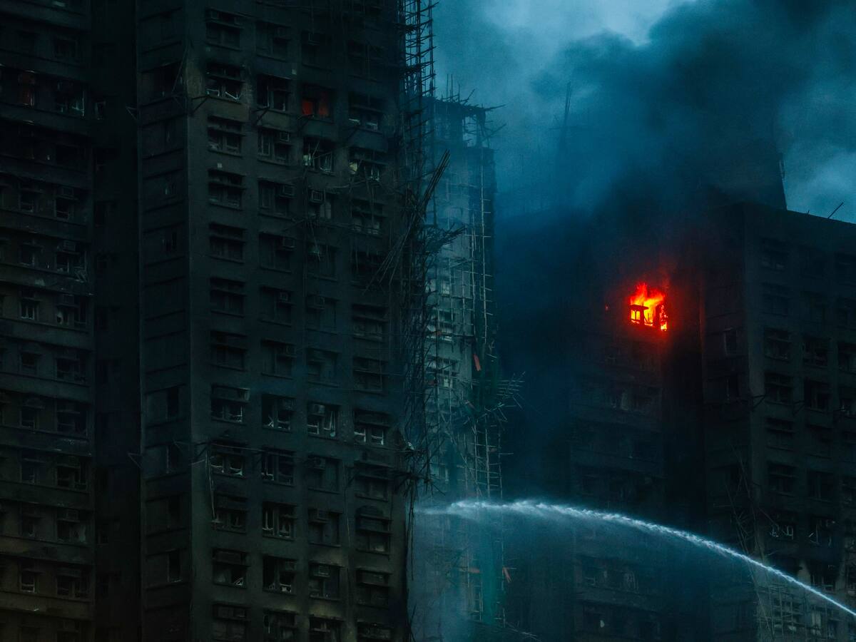 Sube a 65 el balance de muertos en incendio de Hong Kong, según autoridades