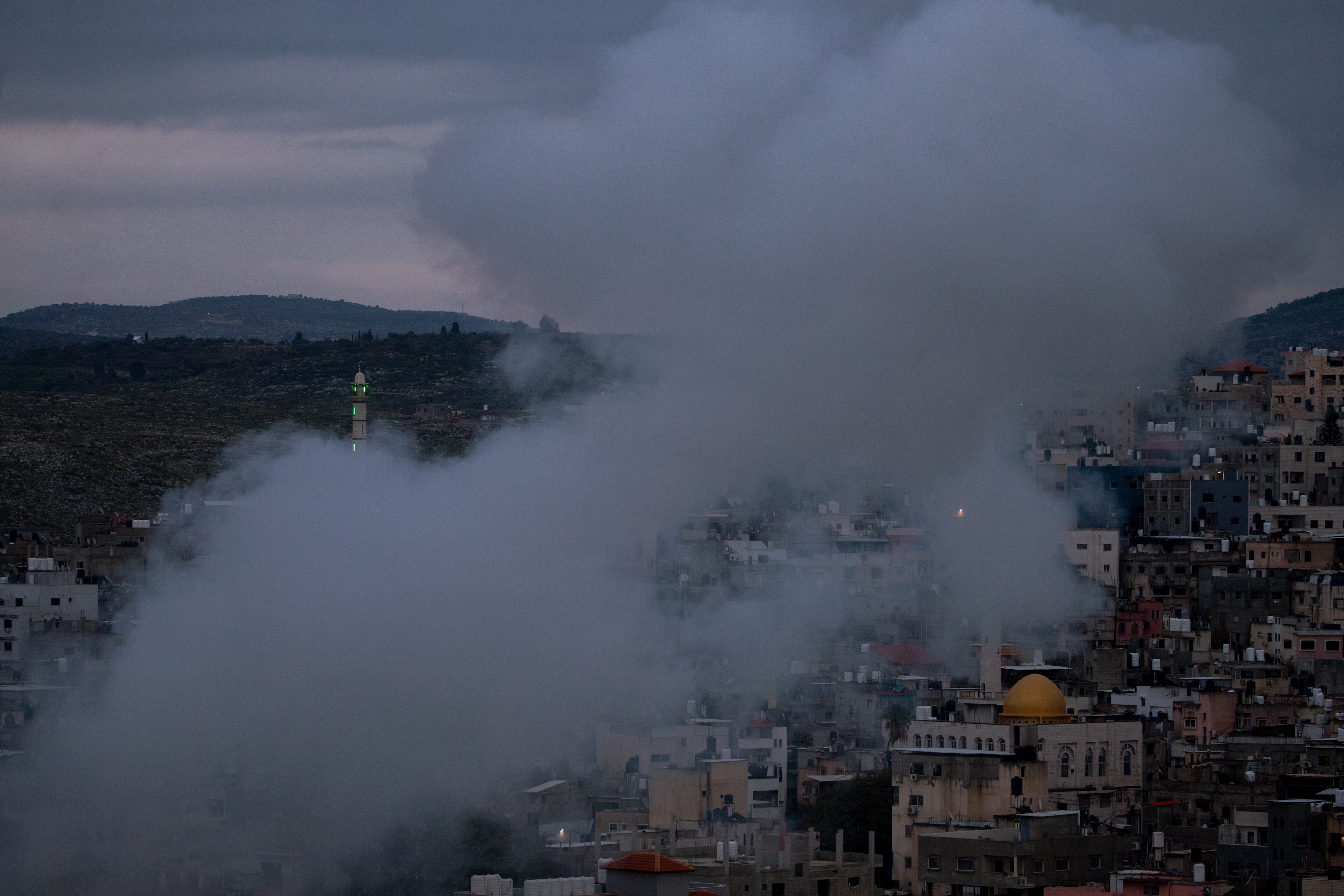 Nuevo bombardeo del ejército israelí en Gaza. FOTO: WAHAJ BANI MOUFLEH/Middle East Images/AFP via Getty Images.