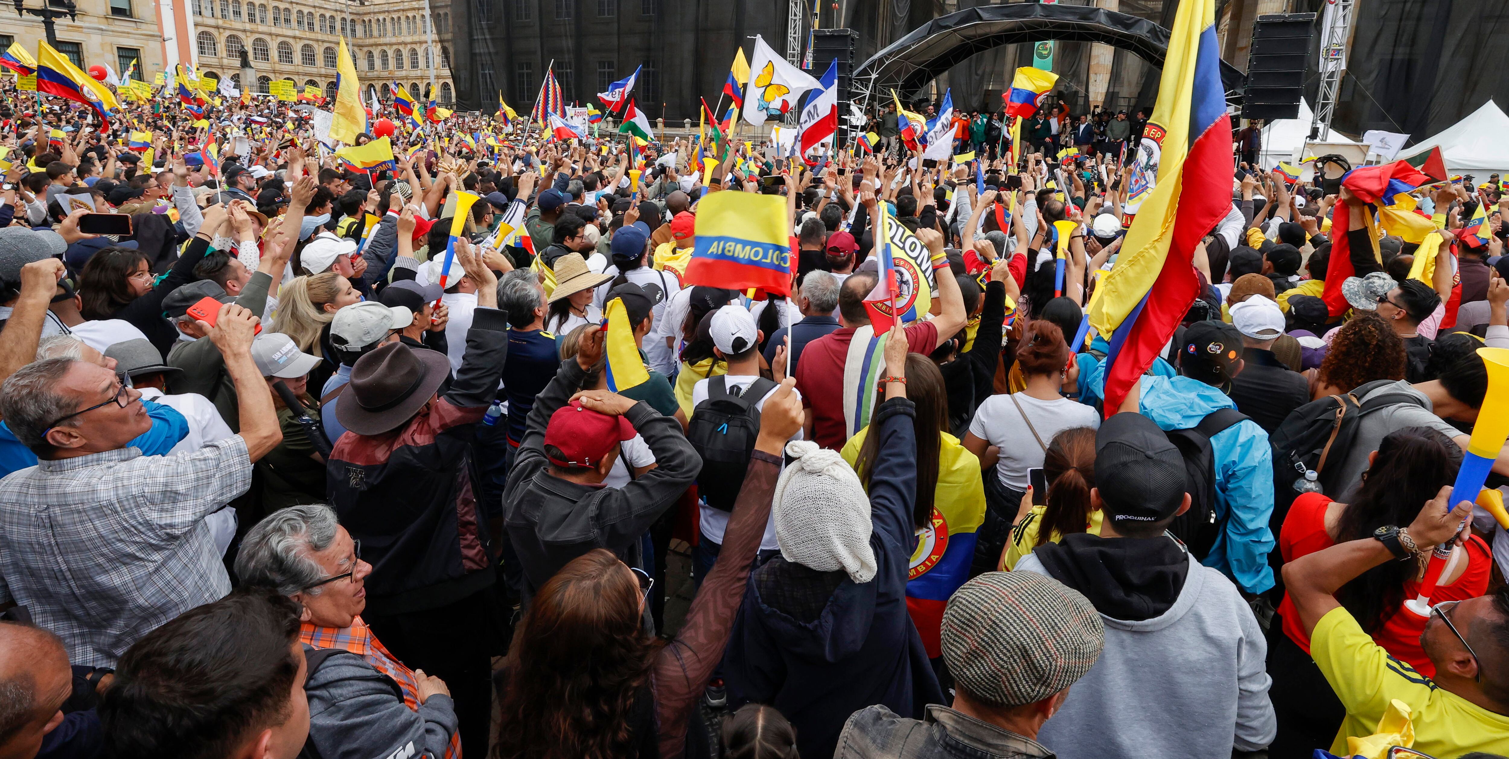 Ciudadanos se congregan en la céntrica Plaza de Bolívar al final de una marcha. EFE/ Mauricio Dueñas Castañeda