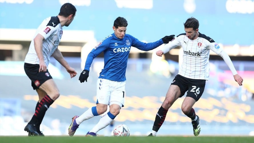 El Everton, con James Rodríguez de titular y Yerry Mina, quien ingresó en el complemento, superó 2-1 al Rotherham. Foto: Getty Images / JAN KRUGER