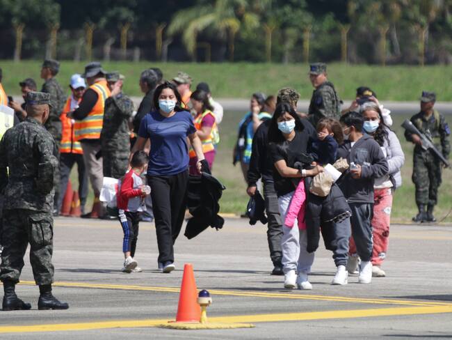 Migrantes depues de ser deportados. FOTO: Emilio Flores/Anadolu via Getty Images