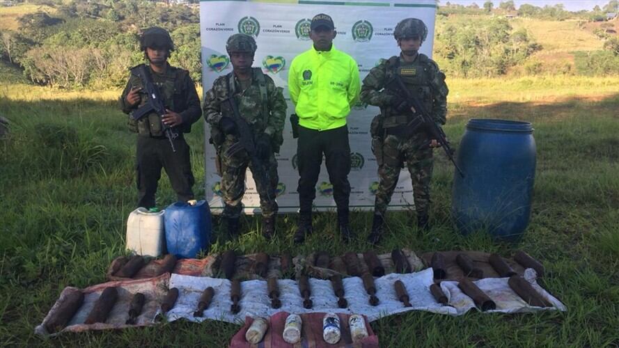 Los uniformados encontraron 20 tatucos de alto poder explosivo, 10 granadas de 80 milímetros, cinco artefactos explosivos improvisados, entre otros elementos . Foto: Ejército Nacional