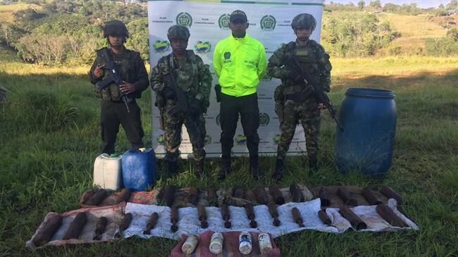 Los uniformados encontraron 20 tatucos de alto poder explosivo, 10 granadas de 80 milímetros, cinco artefactos explosivos improvisados, entre otros elementos . Foto: Ejército Nacional