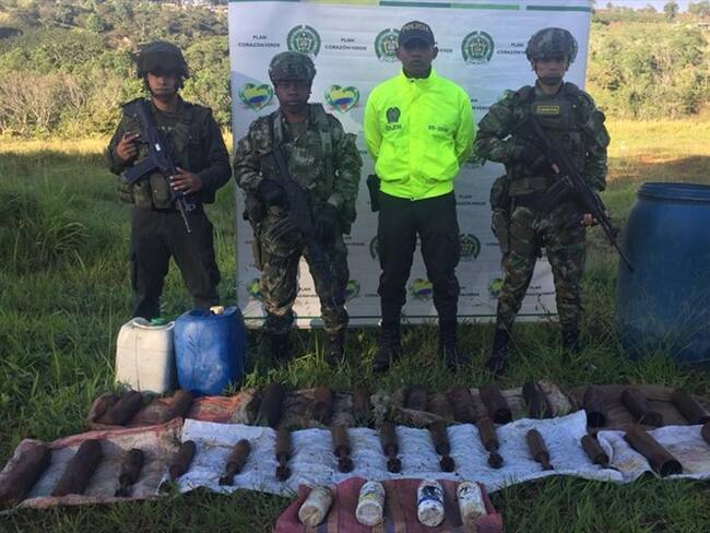 Los uniformados encontraron 20 tatucos de alto poder explosivo, 10 granadas de 80 milímetros, cinco artefactos explosivos improvisados, entre otros elementos . Foto: Ejército Nacional