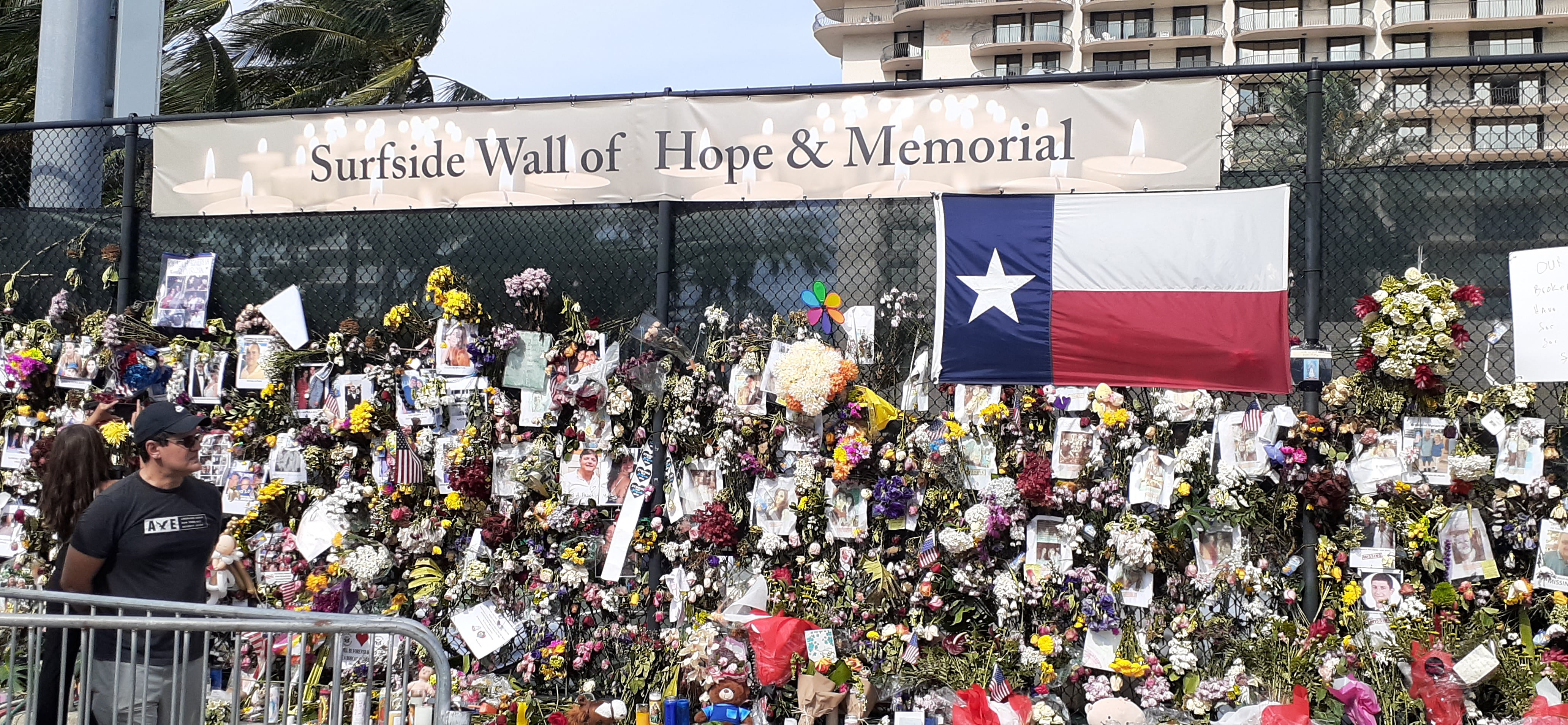 Valla convertida en memorial para las víctimas del derrumbe del edificio de condominios Champlain de 12 pisos en Surfside (Estados Unidos). Foto: EFE/ Latif Kassidi