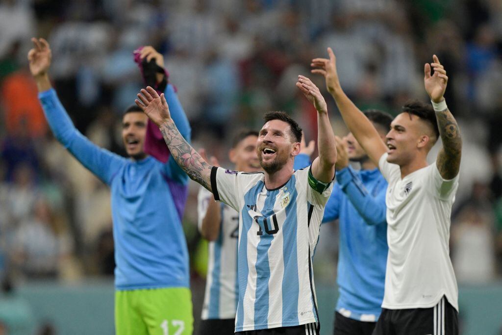 Messi y Lautaro Martínez, Argentina vs México Mundial de Qatar 2022. Foto JUAN MABROMATA / AFP) (Photo by JUAN MABROMATA/AFP via Getty Images