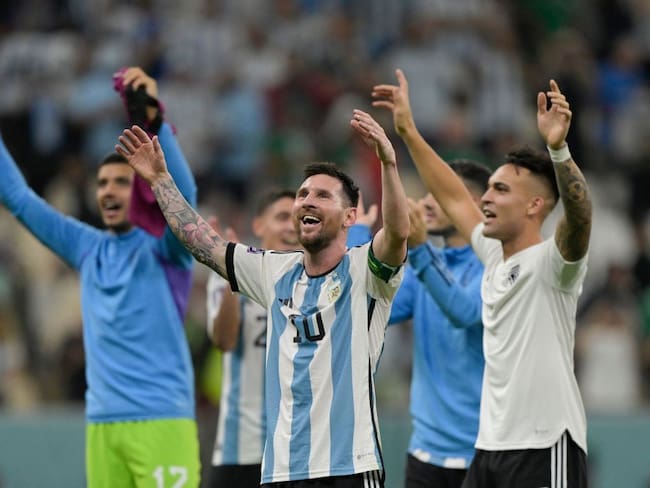 Messi y Lautaro Martínez, Argentina vs México Mundial de Qatar 2022. Foto JUAN MABROMATA / AFP) (Photo by JUAN MABROMATA/AFP via Getty Images