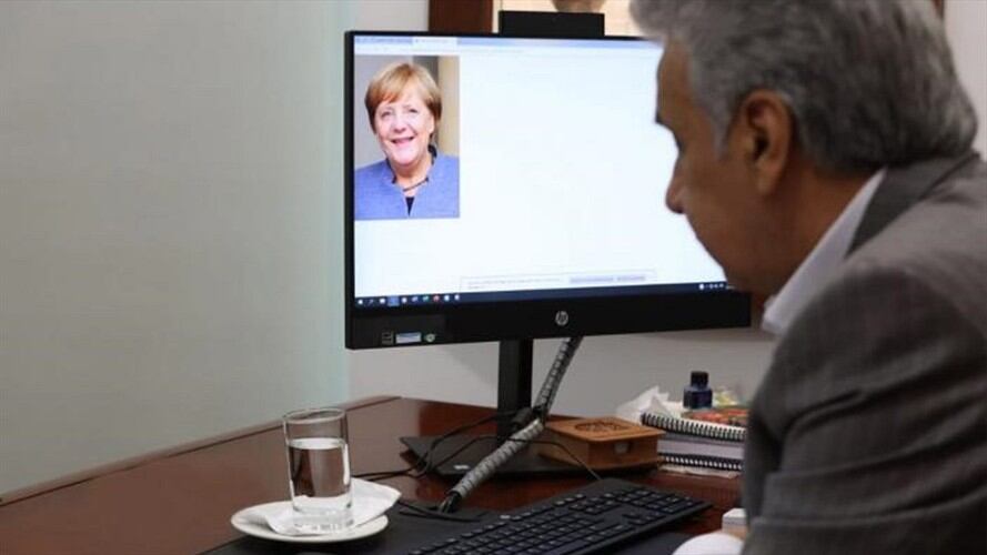 Las burlas contra Lenín Moreno por su particular foto con Angela Merkel. Foto: twitter