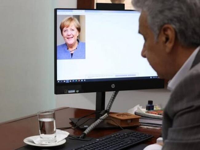 Las burlas contra Lenín Moreno por su particular foto con Angela Merkel. Foto: twitter