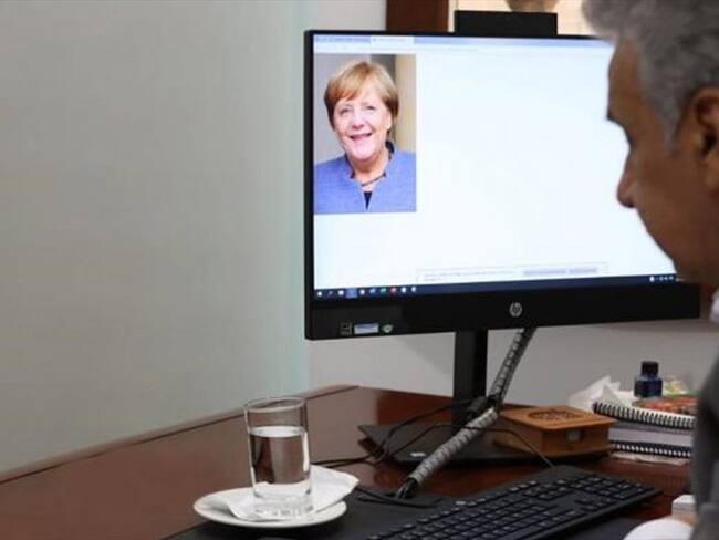 Las burlas contra Lenín Moreno por su particular foto con Angela Merkel. Foto: twitter