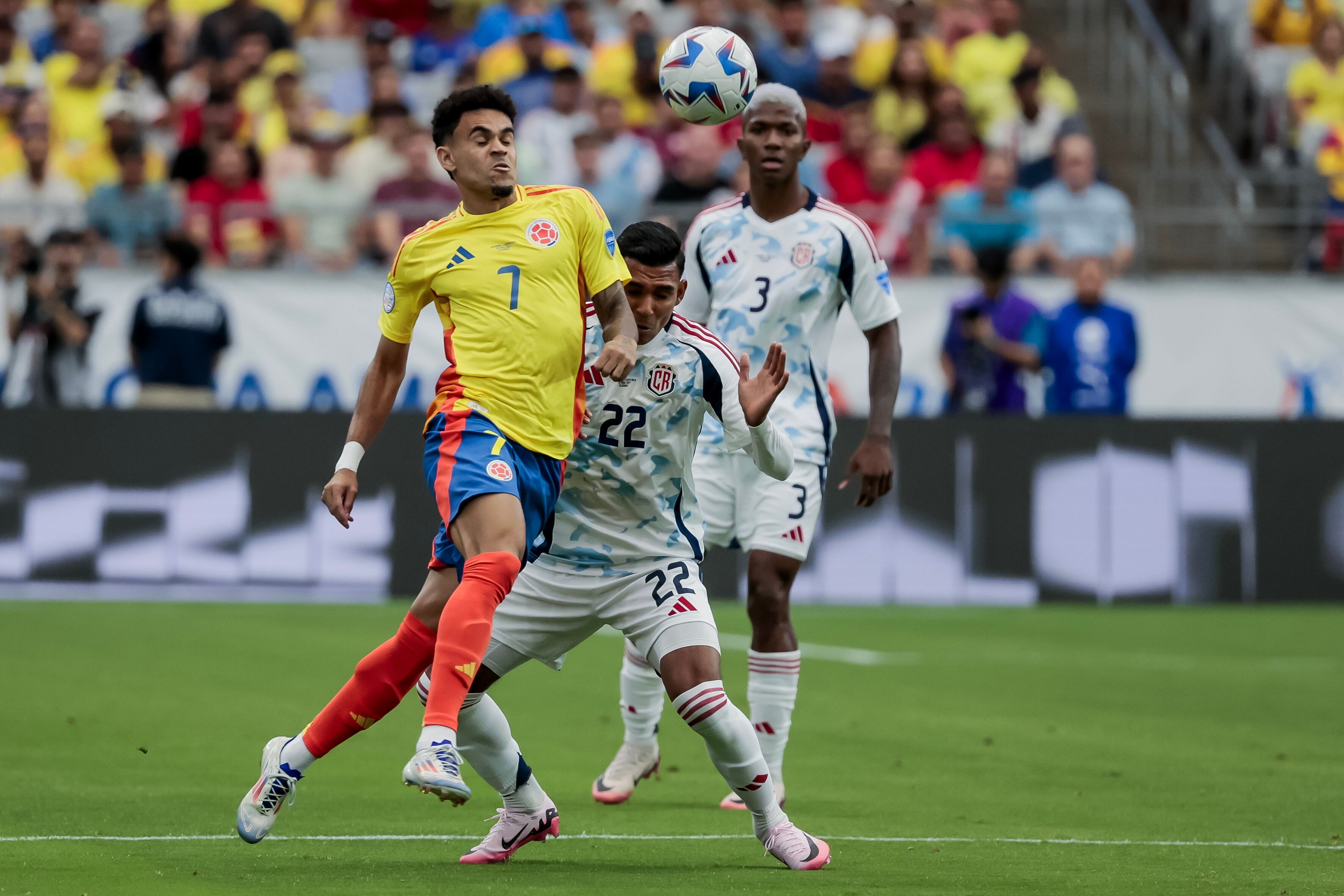 Glendale (United States), 28/06/2024.- Luis Diaz (L) of Colombia in action against Quiros Cruz (R) of Costa Rica during the first half of the CONMEBOL Copa America 2024 group D soccer match between Colombia and Costa Rica, in Glendale, Arizona, USA, 28 June 2024. EFE/EPA/JOHN G. MABANGLO