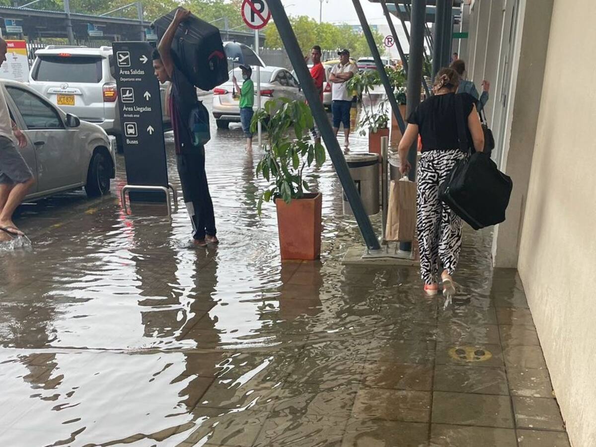 Video: Fuertes lluvias generan emergencia en el aeropuerto Los Garzones de Montería